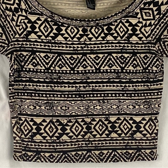 Forever 21 Women’s T-Shirt Crop Top Aztec Blouse Size Small - Picture 15 of 15